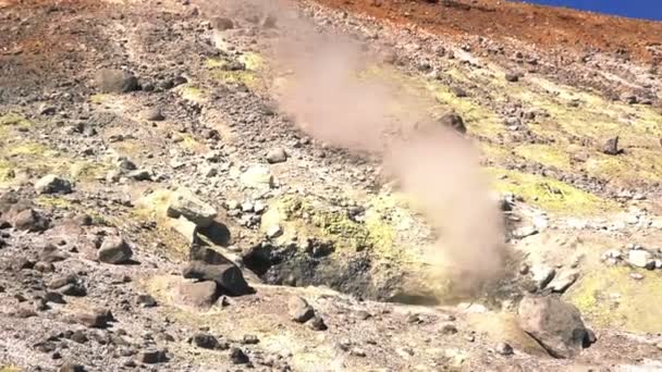 Panorama van de helling van de vulkaan Ebeko — Stockvideo