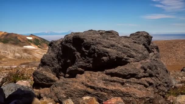 Sluttningen av Ebeko vulkan på Paramushir Island — Stockvideo