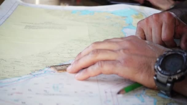 L'homme choisit un itinéraire sur la carte de la mer — Video