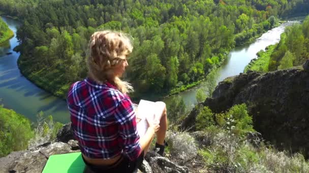 Женщина смотрит на красивый пейзаж — стоковое видео