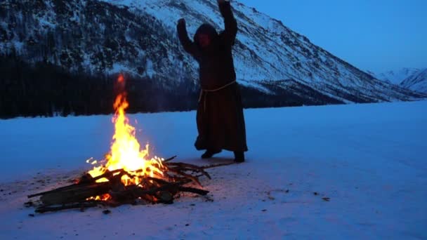 Monk Sta Scaldando Vicino Falò Nelle Montagne Invernali Rallentatore — Video Stock