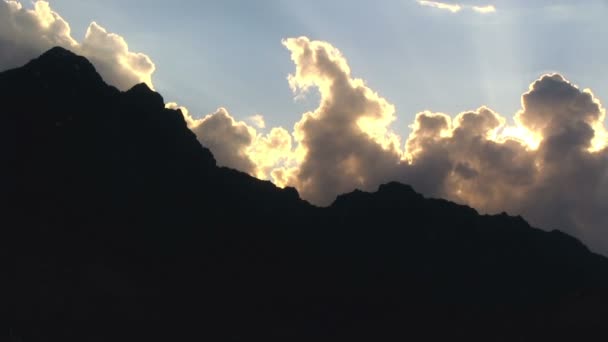 Nubes de lapso de tiempo sobre la cresta — Vídeos de Stock
