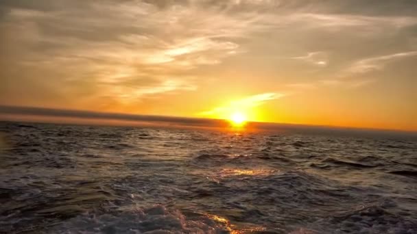 Gün batımında deniz dalgaları — Stok video