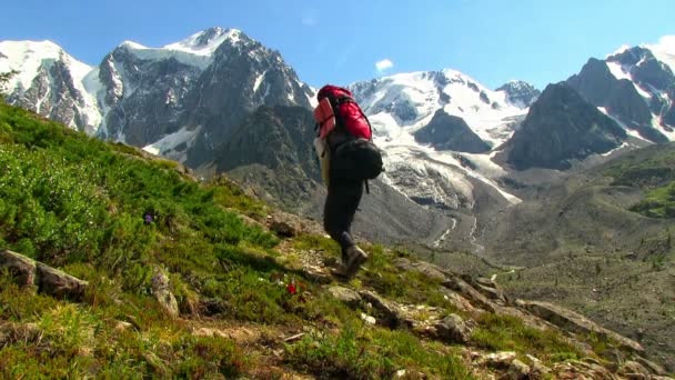 Hombre viajero camina a lo largo de la montaña — Vídeo de stock