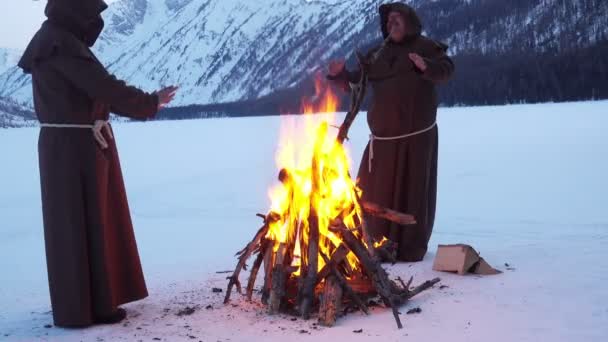 Les Moines Réchauffent Autour Feu Camp Dans Les Montagnes Hiver — Video