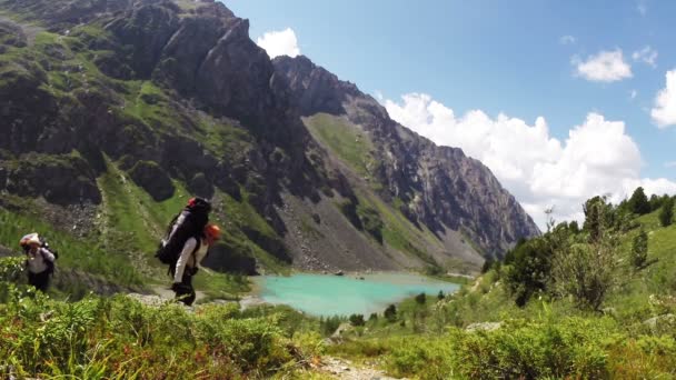 Mannelijke reiziger loopt langs berg — Stockvideo