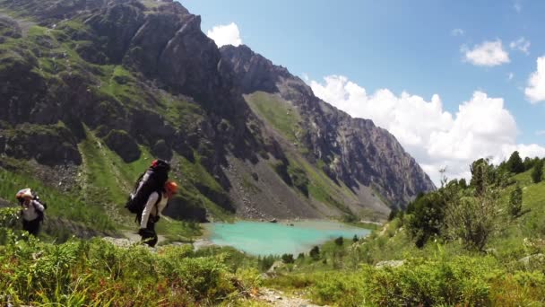 Male traveler walks along mountain — Stock Video