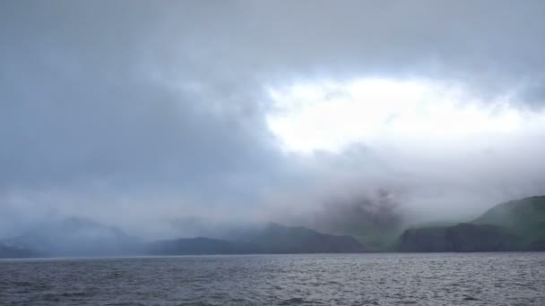 Panorama de montañas en la orilla del mar — Vídeo de stock