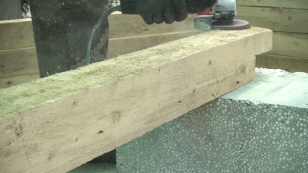 Mann arbeitet an einem Holz, das ein Flugzeug aufweißt — Stockvideo