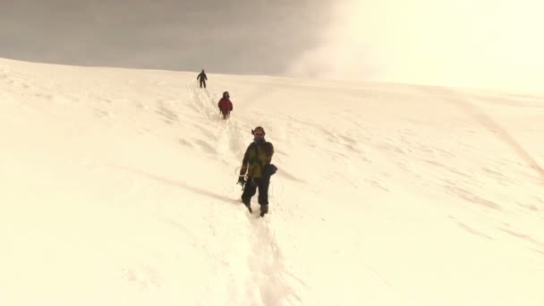 Karagem 山から降りる登山者のチーム — ストック動画
