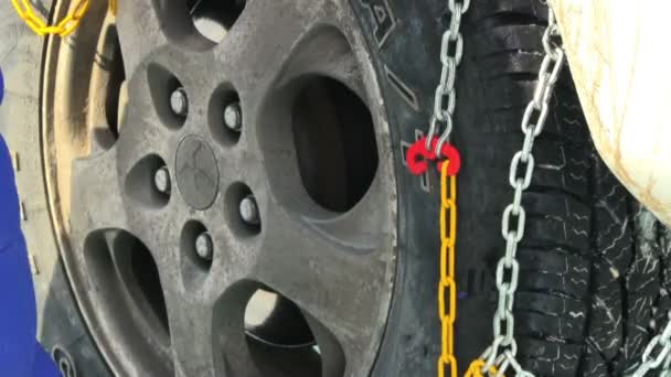 男人把雪链的轮胎 — 图库视频影像