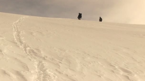 Equipo de escalador desciende de la montaña Karagem — Vídeos de Stock