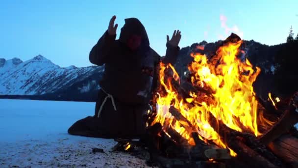 Monge Está Aquecendo Perto Fogueira Nas Montanhas Inverno Câmera Lenta — Vídeo de Stock