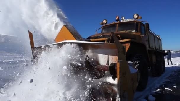 Machine reinigt de sneeuw op de weg — Stockvideo