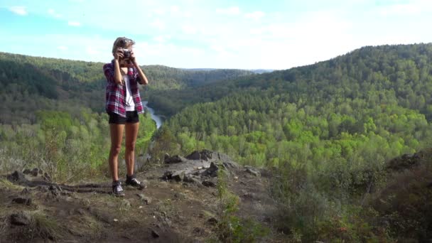 Kvinna med kameran i sommar skog — Stockvideo