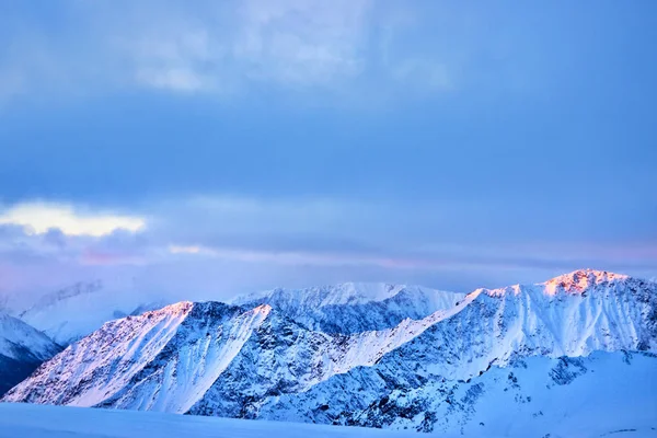 Lever de soleil dans la montagne d'hiver — Photo