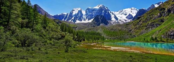 Landschaft mit See und Berg — Stockfoto