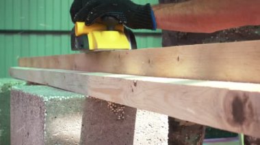 Bir uçak olacağını bir ahşap üzerine çalışan adam