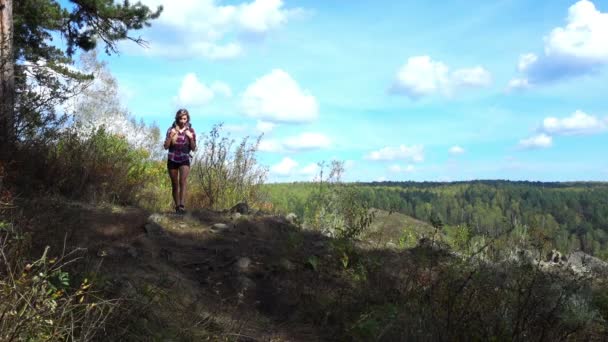 Caminhante feminina na trilha da montanha — Vídeo de Stock