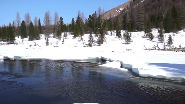 Paisaje de invierno con lago de montaña — Vídeo de stock