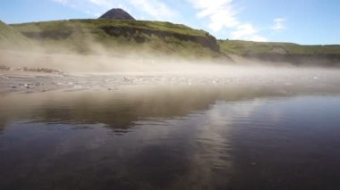 Beyaz sis kıyısında yükselir