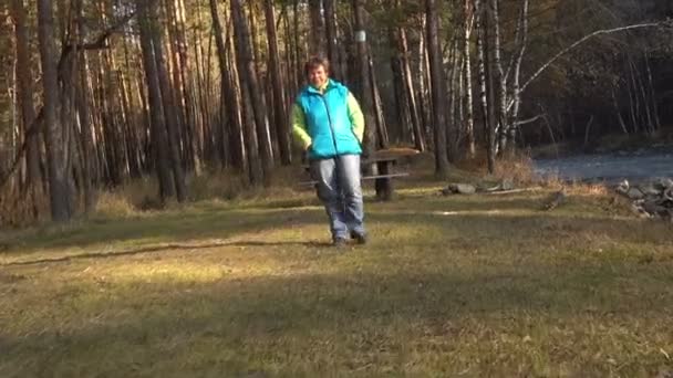 Mujer caminando en el bosque — Vídeos de Stock