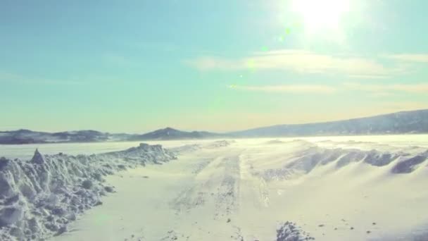 Ledová silnice přes jezero Bajkal — Stock video