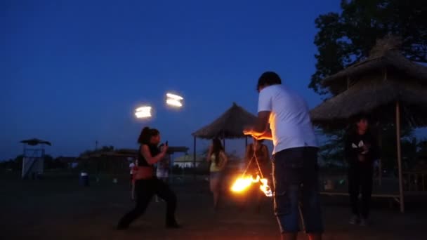 Gente Divirtiéndose Jugando Con Fuego Aire Libre Espectáculo Fuego — Vídeos de Stock