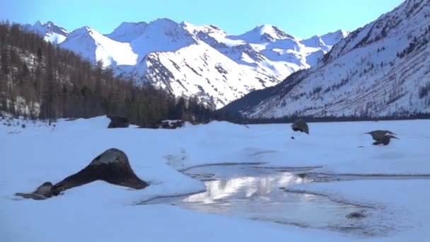 Téli táj a hegyi tó — Stock videók