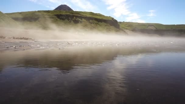 Biały mgła unosi się nad brzegiem morza — Wideo stockowe