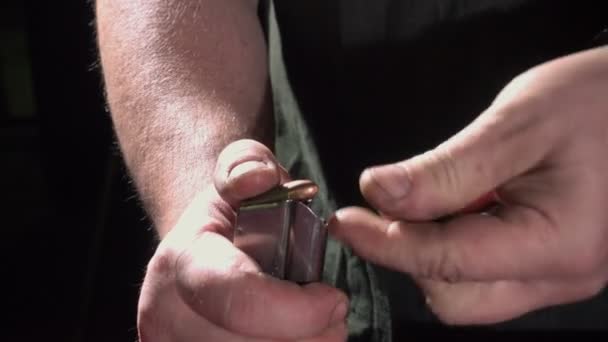 Человек заряжает пистолет — стоковое видео