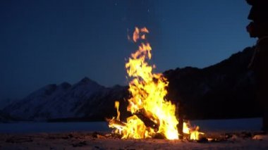 Monk kamp ateşi kış dağlarda, ağır çekim yakınındaki Isınma
