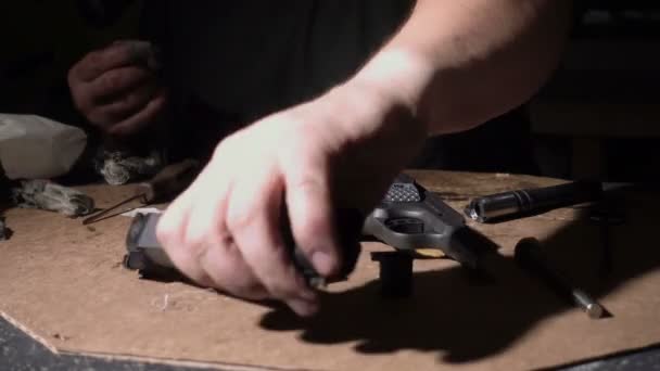 Demontáž ve výrobě bednění proces střelná zbraň — Stock video