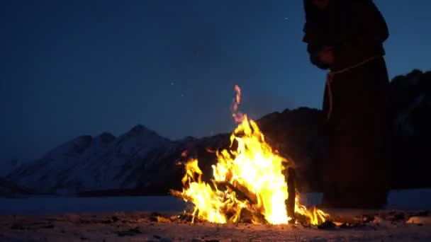 Μοναχός Είναι Του Πλανήτη Κοντά Campfire Στα Βουνά Χειμώνα Αργή — Αρχείο Βίντεο