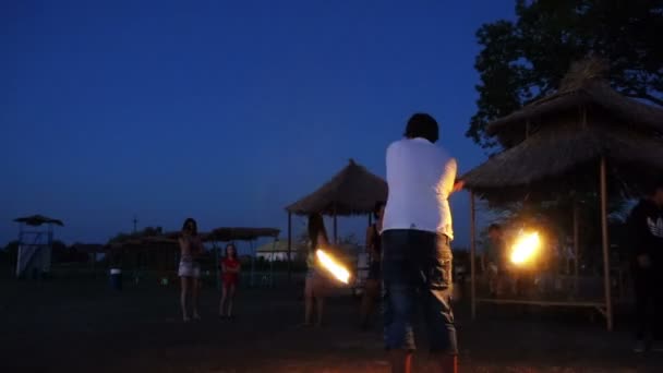 在户外玩火的人们玩得很开心 — 图库视频影像