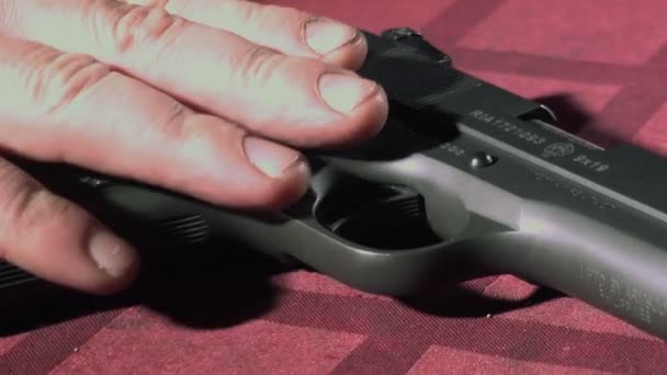 Zbraň výstřel v pomalém pohybu — Stock video