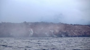 Beyaz sis kıyısında yükselir