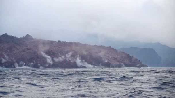 Niebla blanca se eleva sobre la orilla — Vídeo de stock