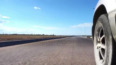 güzel manzara dağlar ve bulutlu gökyüzü ile araba araba