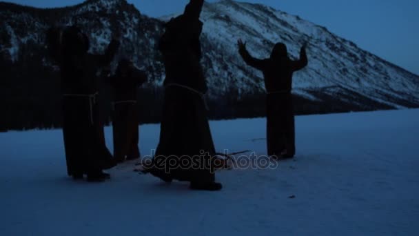 Quatro Monges Estão Aquecendo Torno Fogueira Nas Montanhas Inverno — Vídeo de Stock