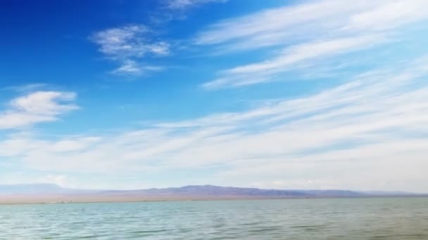 Paesaggio Estivo Con Lago Nuvole Bianche Sul Cielo Blu Time — Video Stock