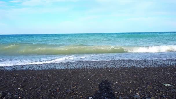 Las olas ruedan en la playa de guijarros — Vídeo de stock