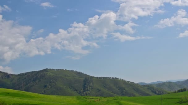 山とランニングの雲野生の自然風景 — ストック動画