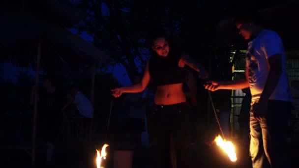 People Having Fun Playing Fire Outdoors Fire Show — Stock Video