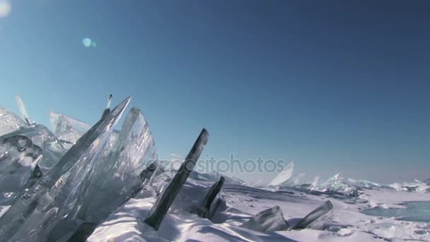 Eis auf blauem Himmel Hintergrund — Stockvideo