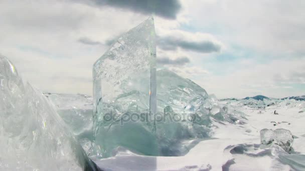 Πάγου σε φόντο γαλάζιο του ουρανού — Αρχείο Βίντεο