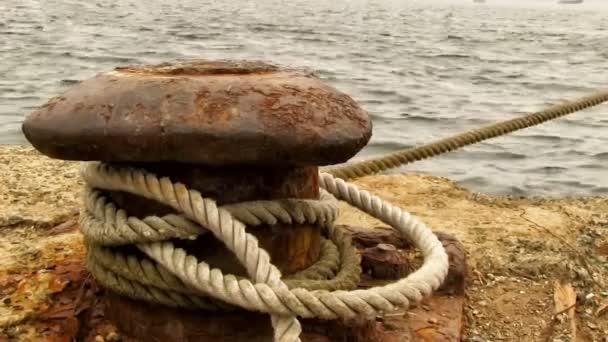 Viejo Pilona Oxidada Con Cuerda Fijación Del Barco Muelle Puerto — Vídeos de Stock