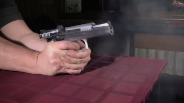 Manos Masculinas Sosteniendo Arma Disparando — Vídeo de stock