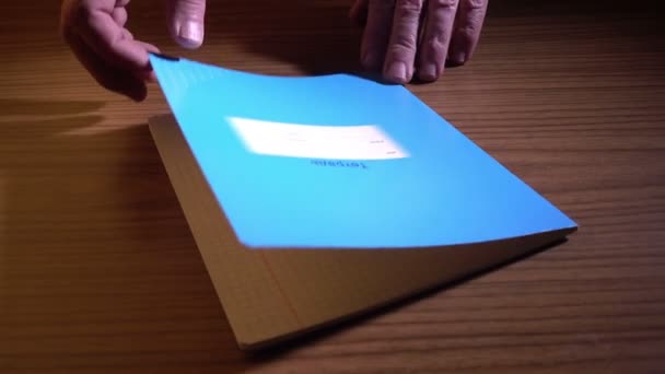 Ruce Otevření Prázdné Notebook Obracet Stránky Drží Nad Dřevěný Stůl — Stock video