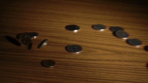 Монеты Падают Коричневый Деревянный Фон — стоковое видео